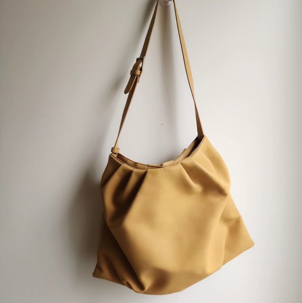 Universal thread shoulder bag